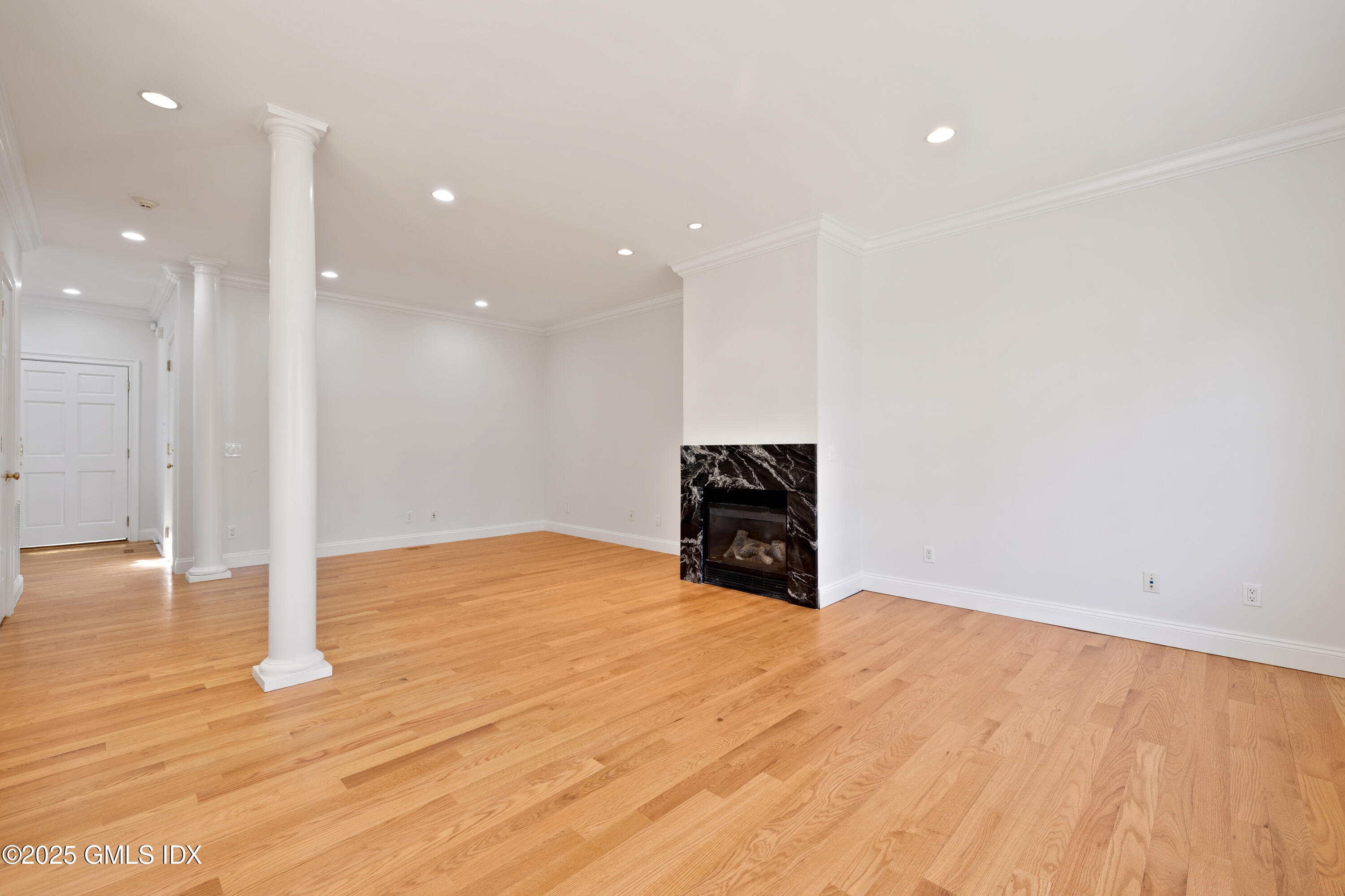 147 Holly Hill Lane, Unit 2 Greenwich, CT 06830 - Photo 5 of 33 12-0Y2A5780