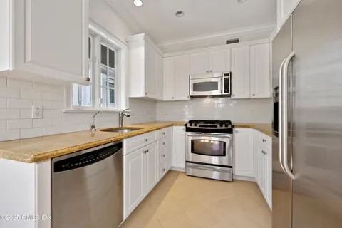 $1,250,000 | 147 Holly Hill Lane, Unit 2, Greenwich, CT 06830