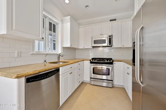 $1,250,000 | 147 Holly Hill Lane, Unit 2, Greenwich, CT 06830