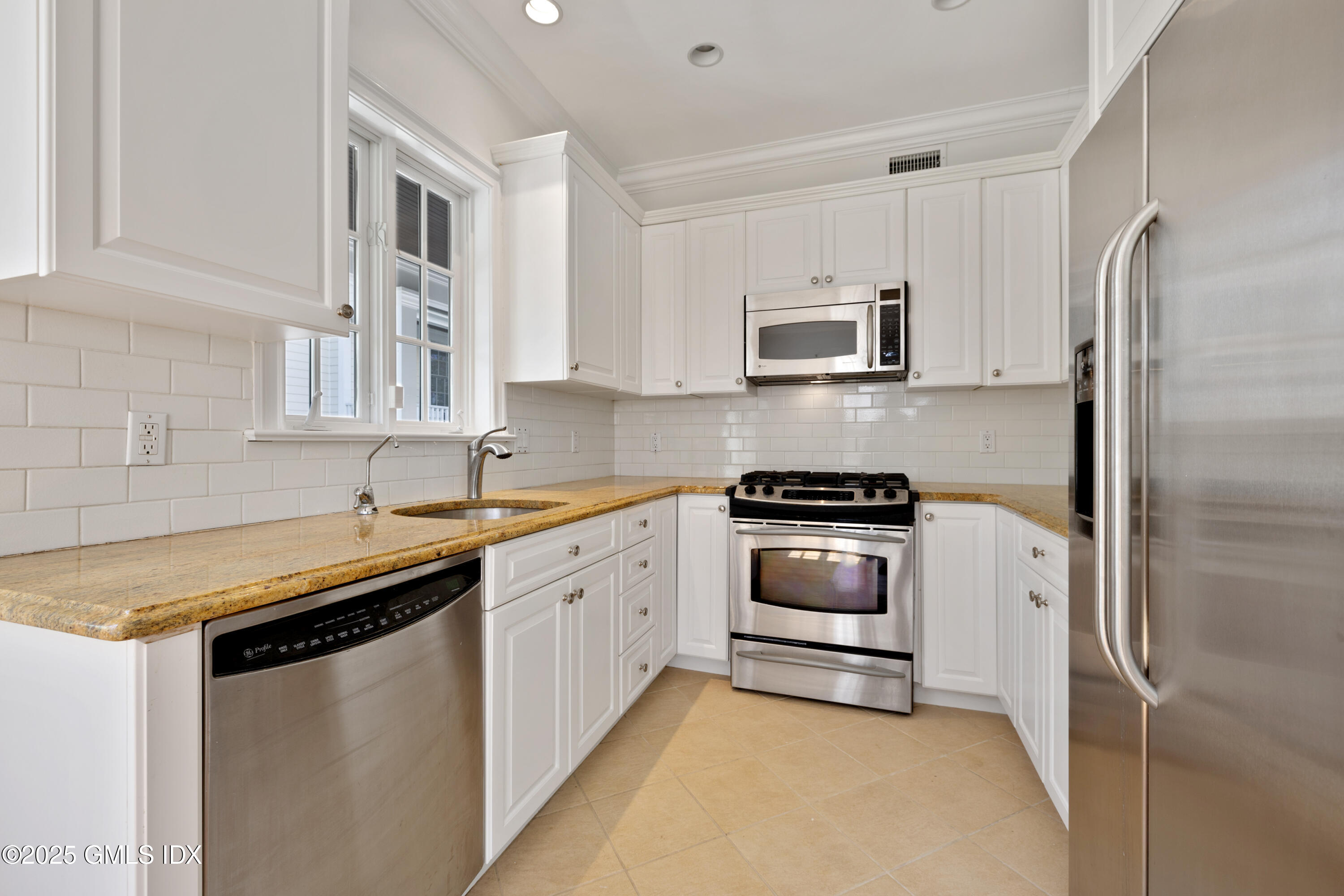 147 Holly Hill Lane, Unit 2 Greenwich, CT 06830 - Photo 9 of 33 14-0Y2A5794