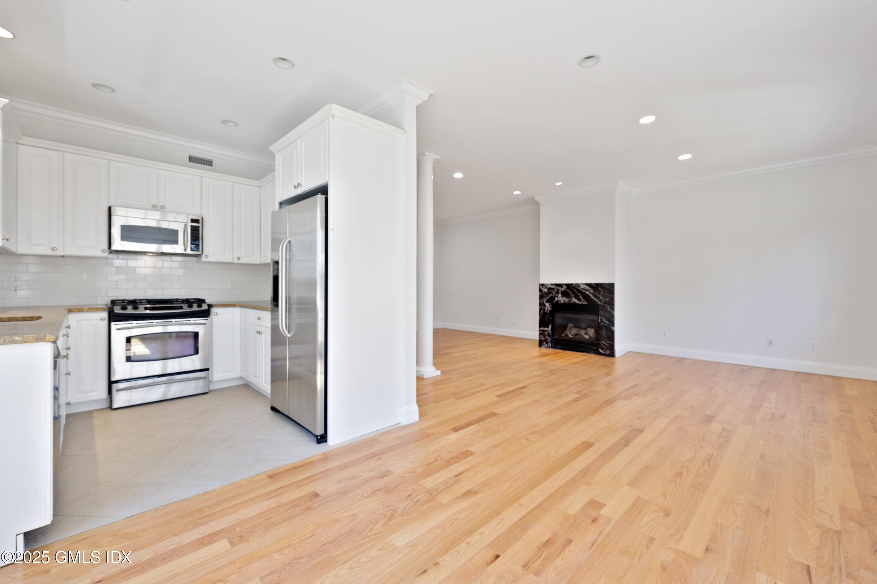 147 Holly Hill Lane, Unit 2 Greenwich, CT 06830 - Photo 10 of 33 16-0Y2A5807