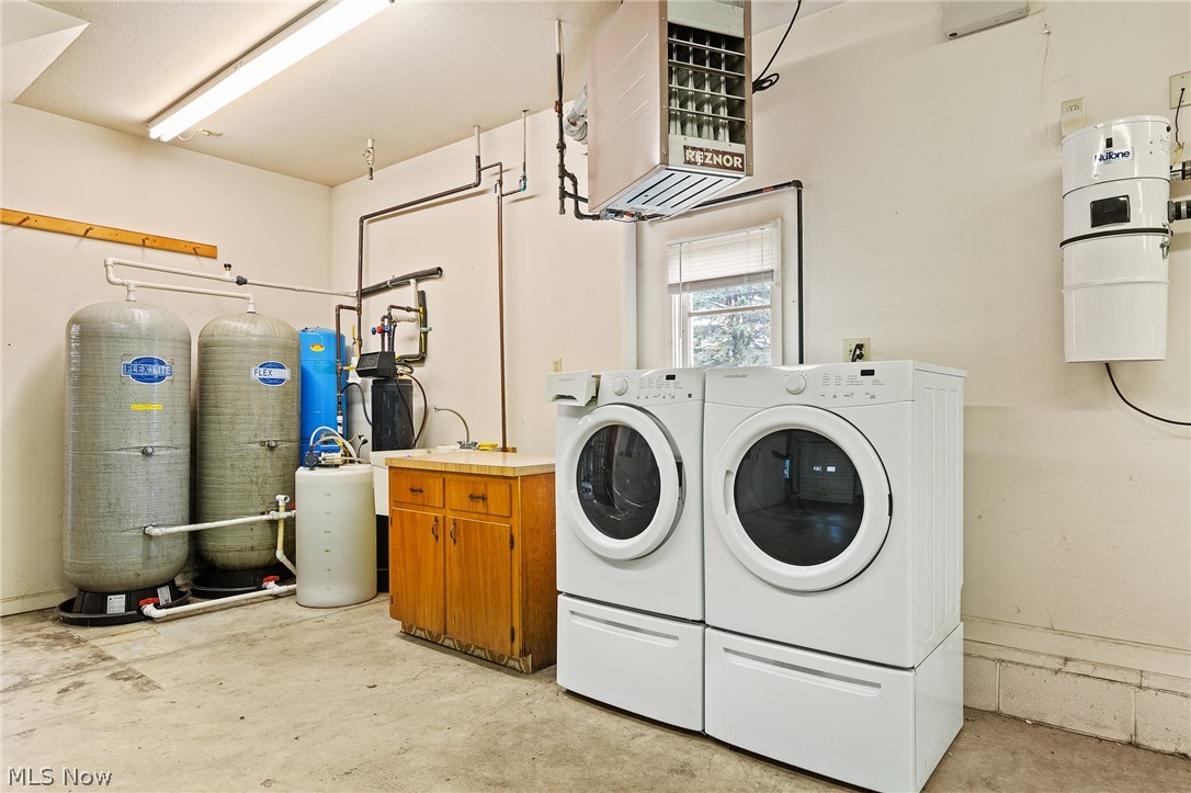 3632 Ridge Road Cortland, OH 44410 - Photo 17 of 31 Laundry in garage
