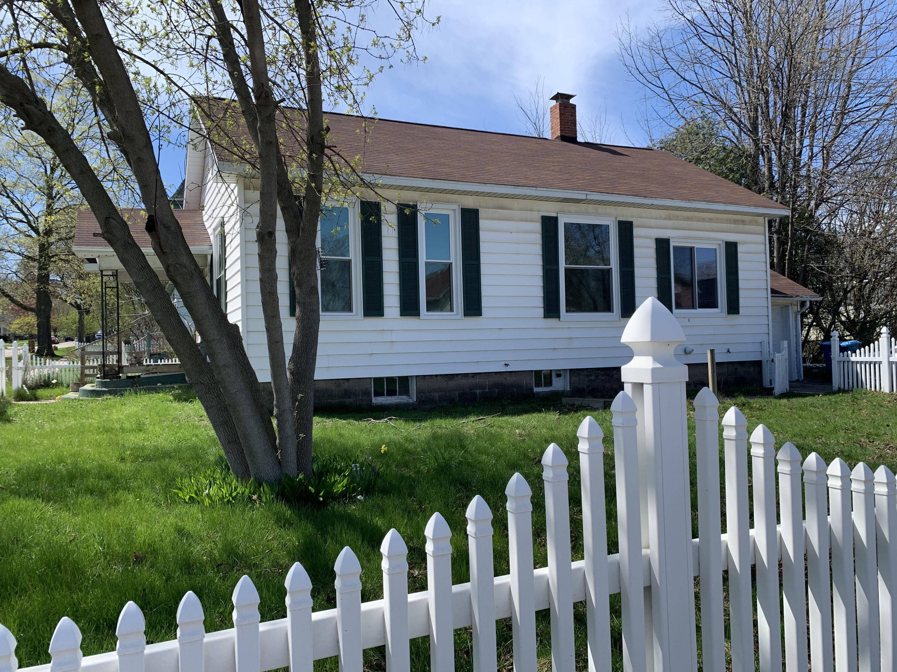 328 4th Street Manistee, MI 49660 - Photo 1 of 19 IMG_6651
