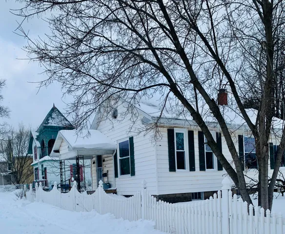 $185,000 | 328 4th Street, Manistee, MI 49660