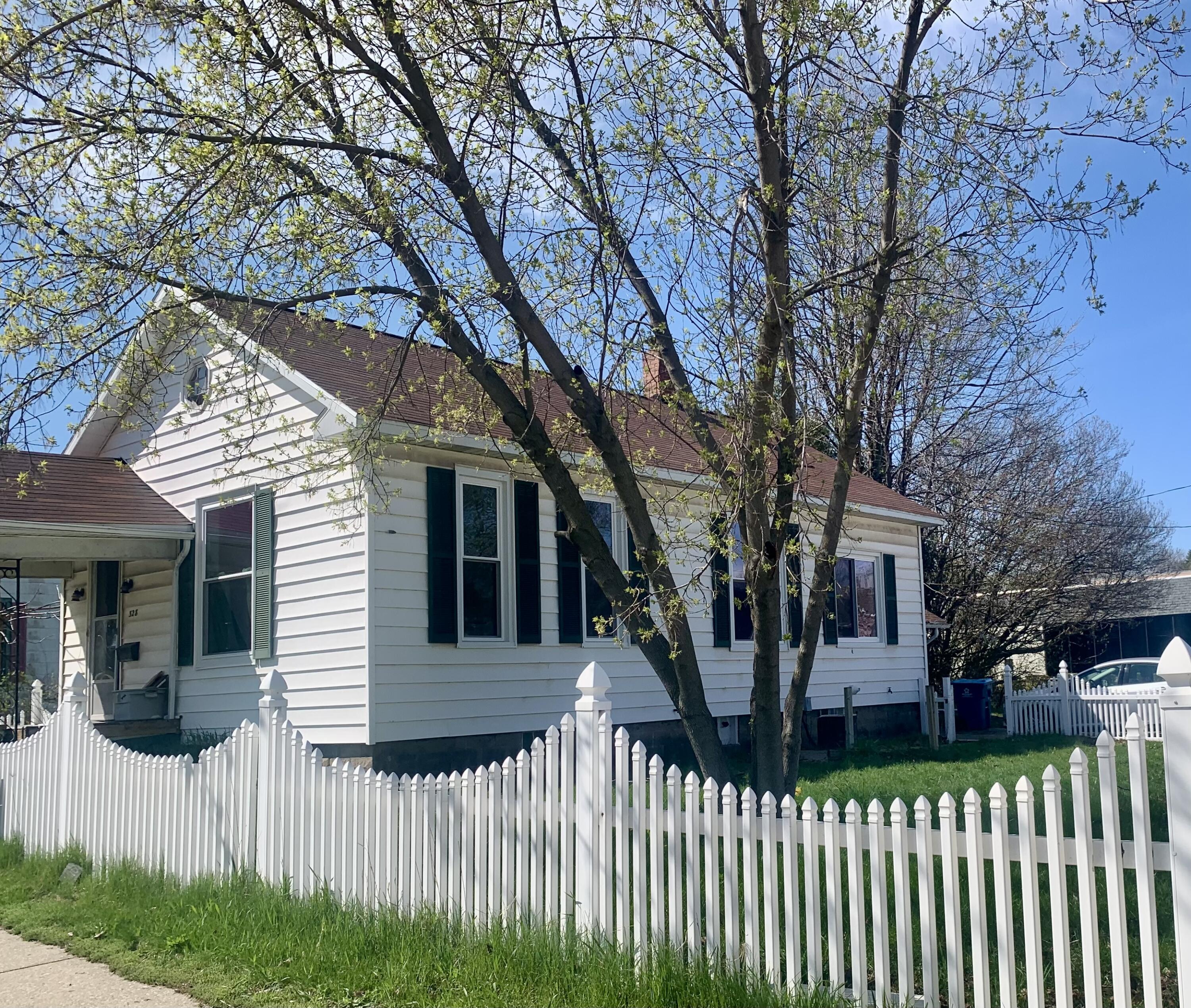 328 4th Street Manistee, MI 49660 - Photo 2 of 19 IMG_6654