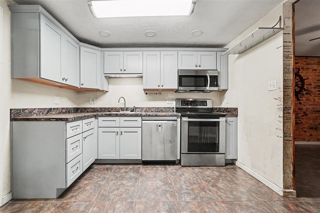 14925 Fisher Road Tampa, FL 33613 - Photo 6 of 24