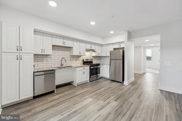 $2,050 | 19520 Village Walk Drive, Unit 3101, Montgomery Village, MD 20886