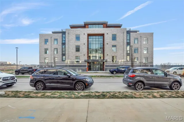 $5,495 | 16460 Wildhorse Lk Boulevard, Unit 301, Chesterfield, MO 63017