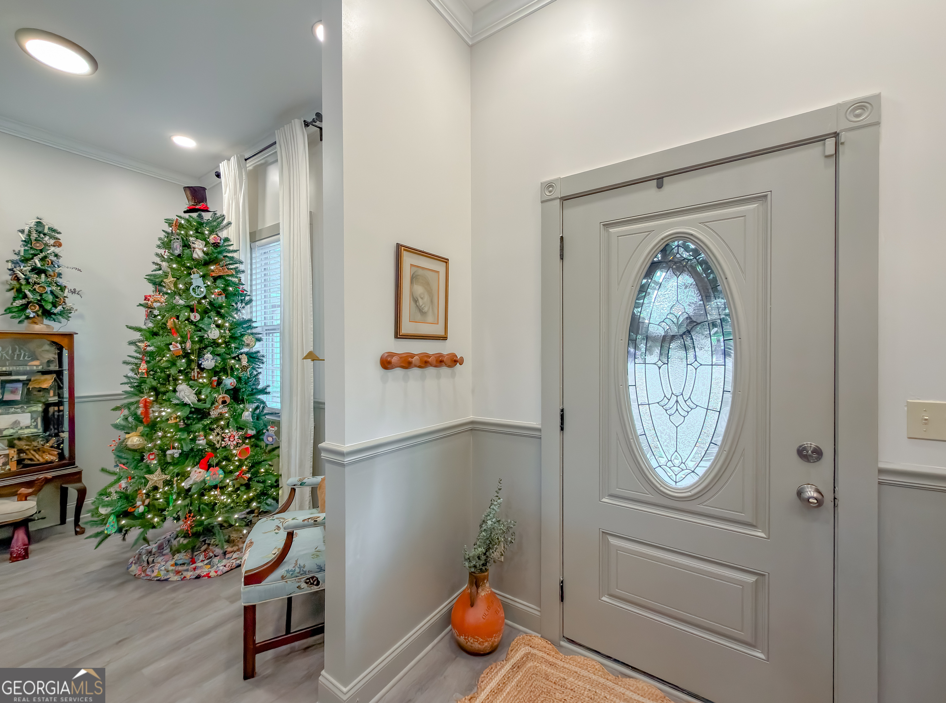 100 Robin Lane Bainbridge, GA 39819 - Photo 7 of 74 a hallway with painting on wall and a potted plant