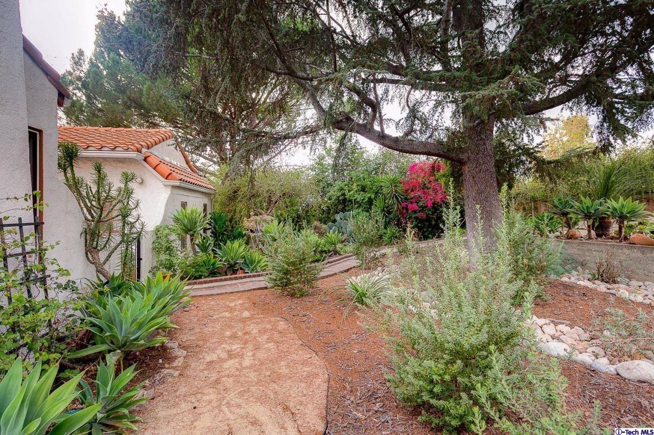 562 Sunset Drive Altadena, CA 91001 - Photo 3 of 25 Additional Photo