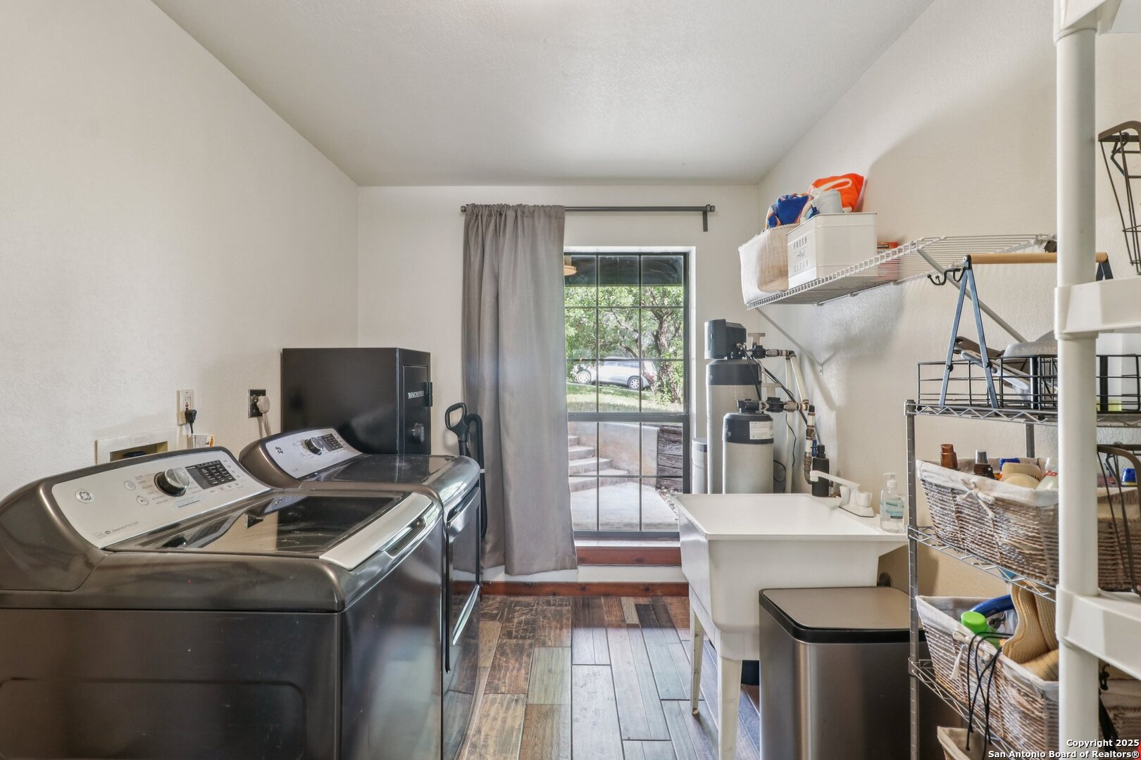 20211 County Road 174 Helotes, TX 78023 - Photo 23 of 45 a living room with furniture and a flat screen tv