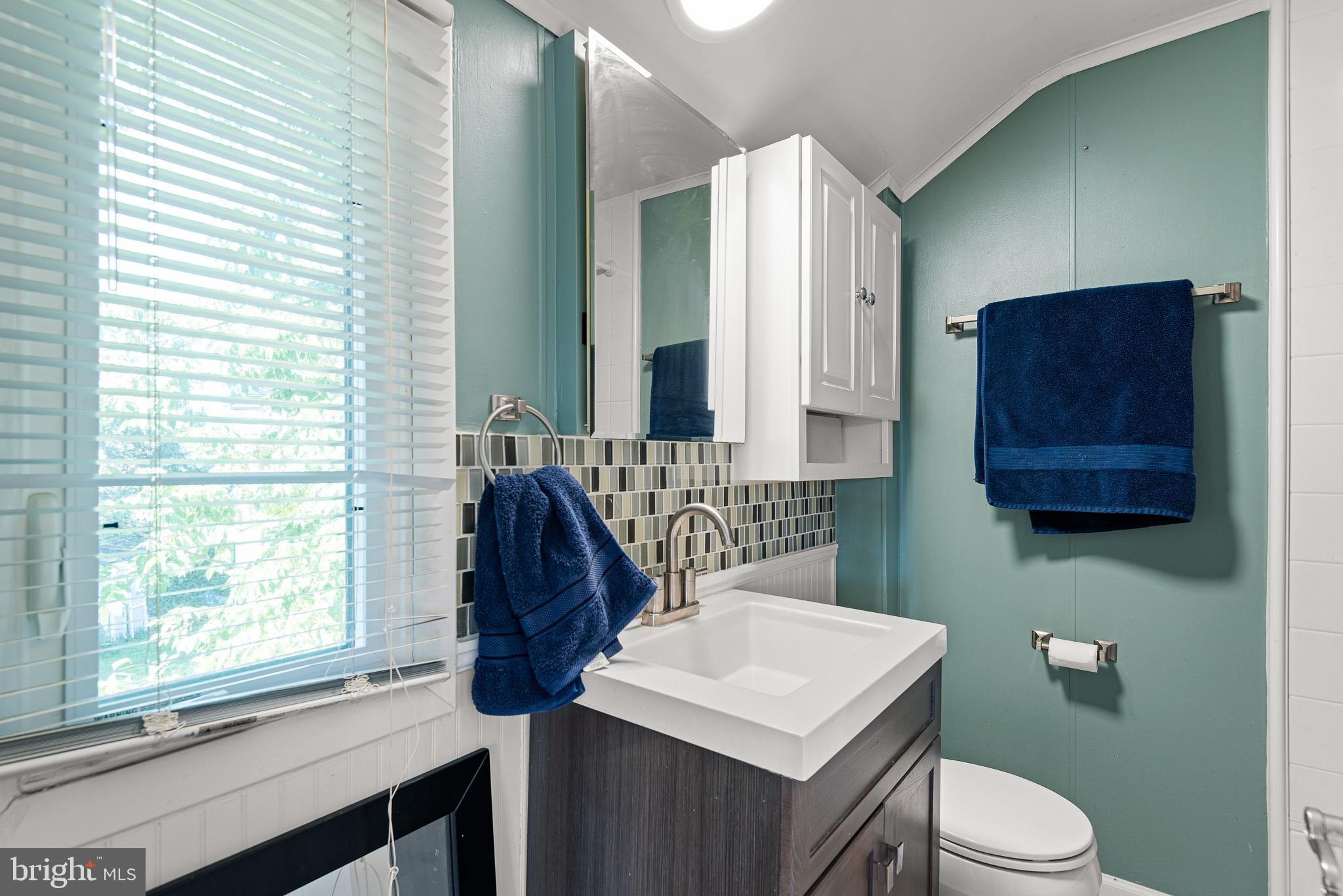 2338 Poe Road Secane, PA 19018 - Photo 18 of 29 Bathroom
