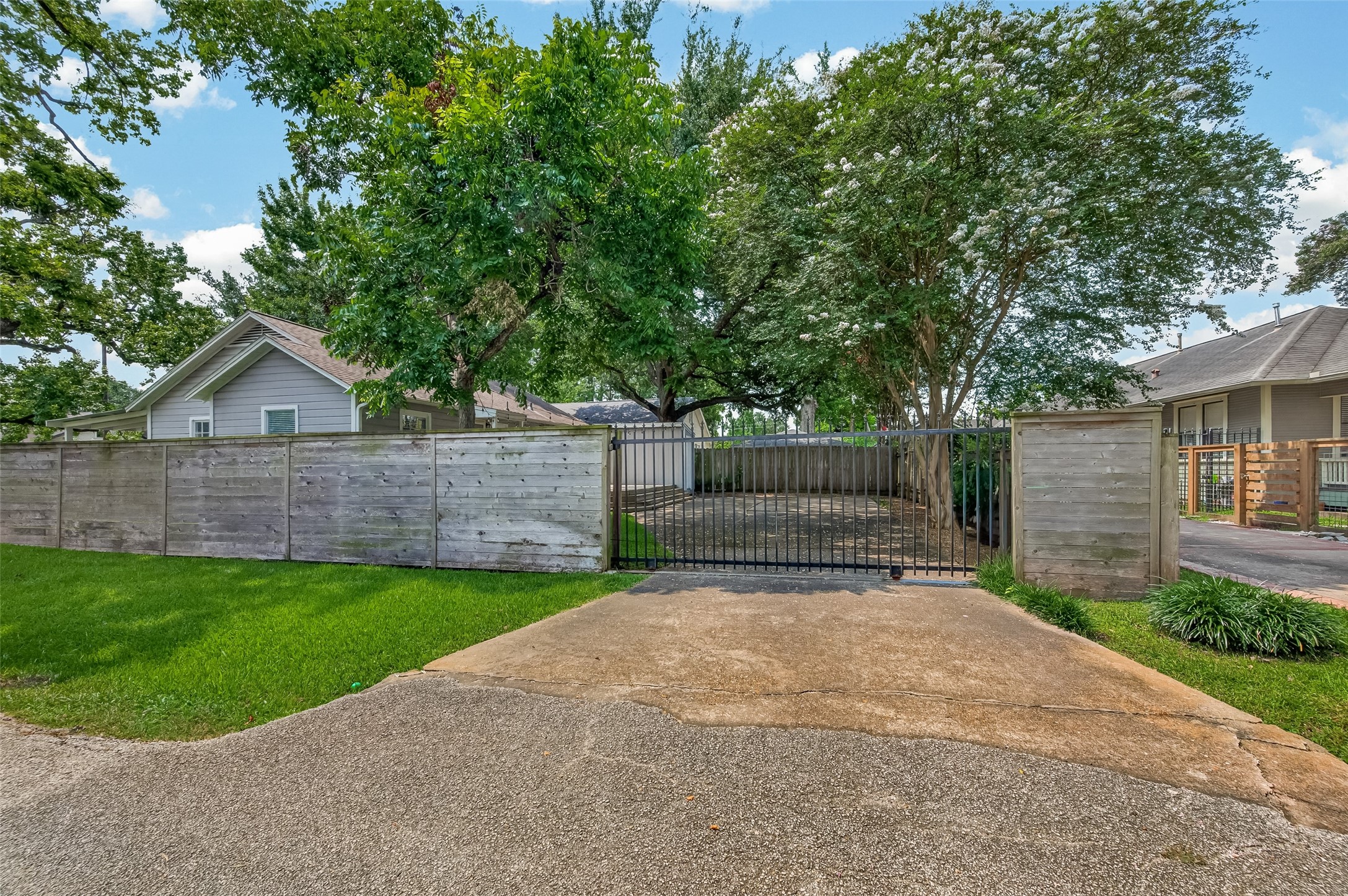 2019 Gostick Street Houston, TX 77008 - Photo 35 of 36 a front view of house with yard and green space
