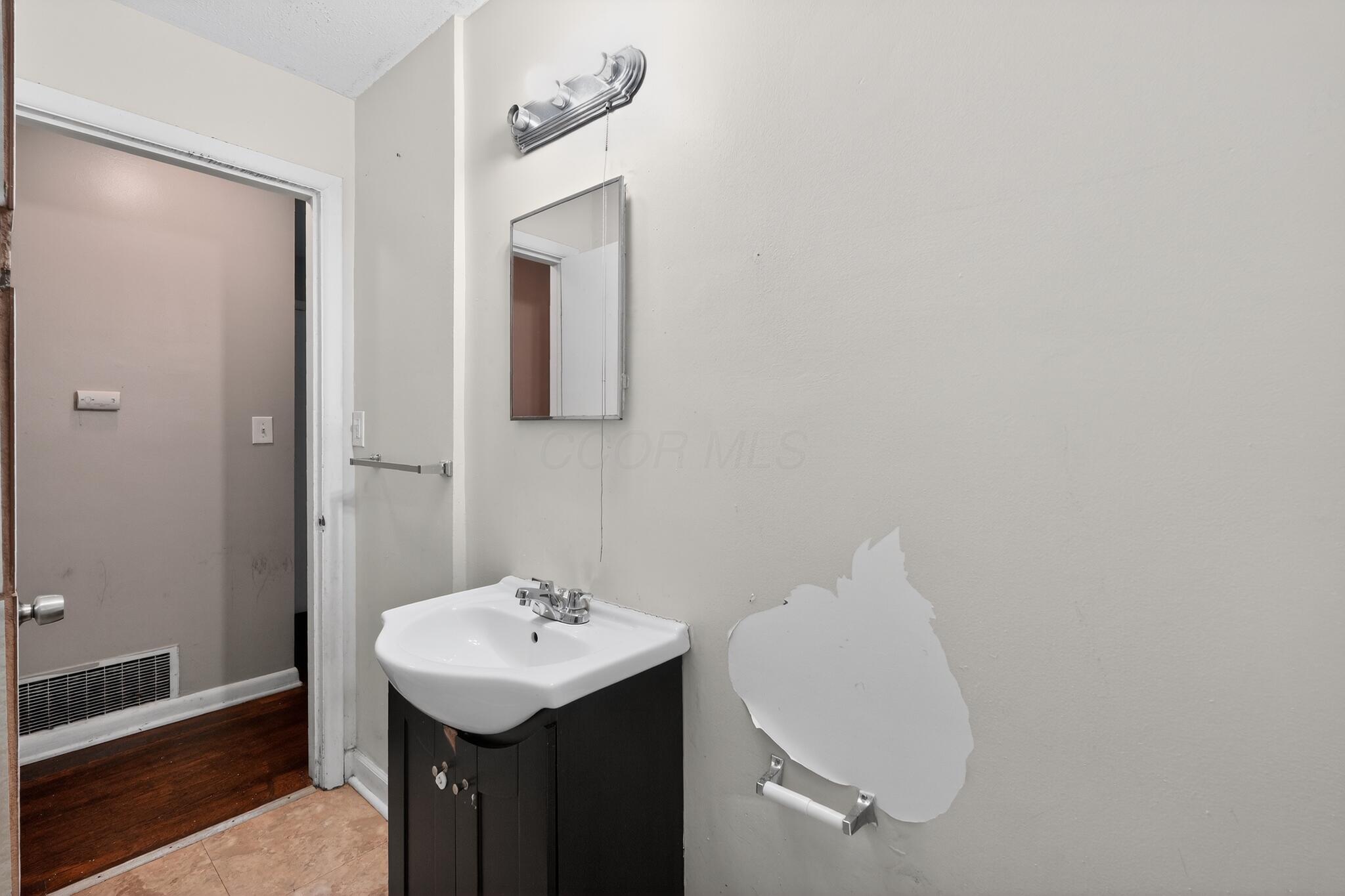 806 South Hampton Road Columbus, OH 43227 - Photo 22 of 30 22_806_S_Hampton_Rd-Bathroom-n-19