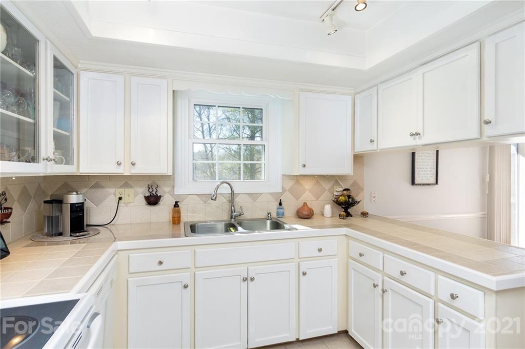 102 Falling Waters Road, Unit 4 Hendersonville, NC 28792 - Photo 5 of 30 Gallery Image 5