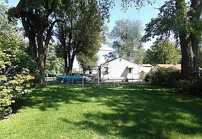 2304 East Division Street Decatur, IL 62526 - Photo 10 of 19 a view of a garden
