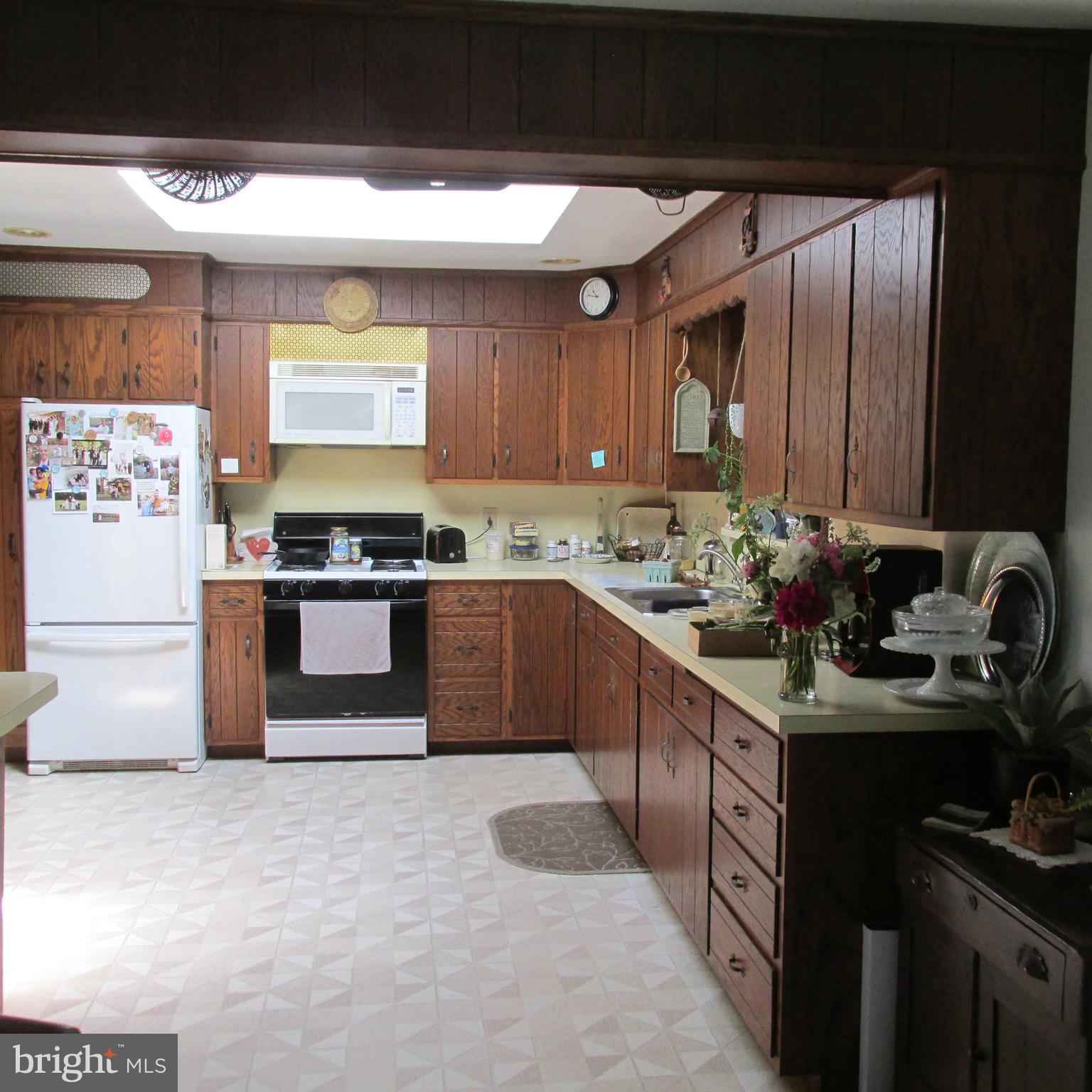 6086 Beaver Dam Road Narvon, PA 17555 - Photo 23 of 47 Oak Kitchen