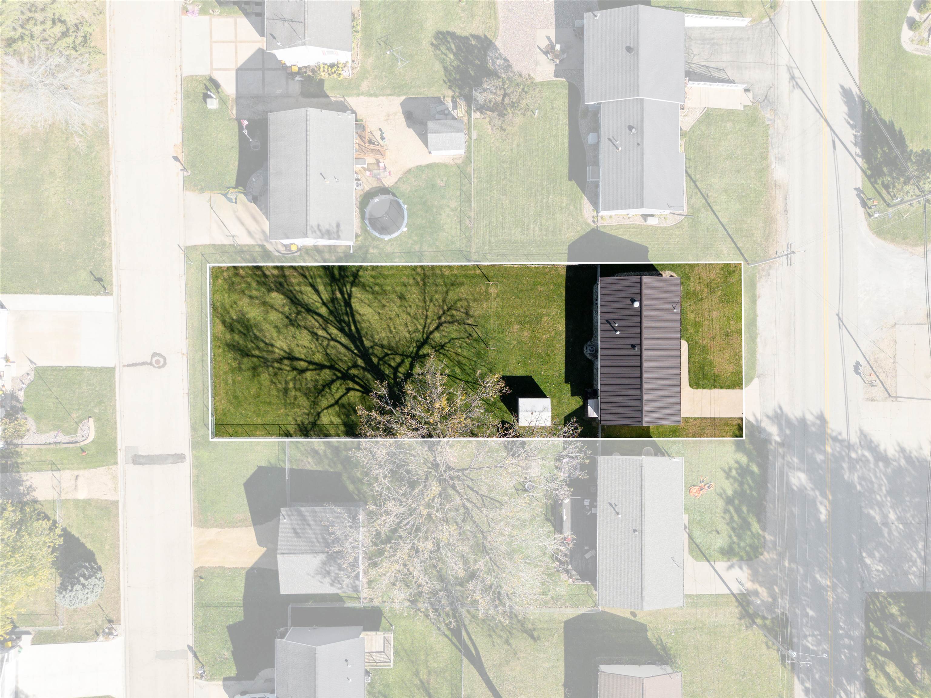 8920 Badger Road East Dubuque, IL 61025 - Photo 15 of 15 a picture of a bathroom with a bathtub