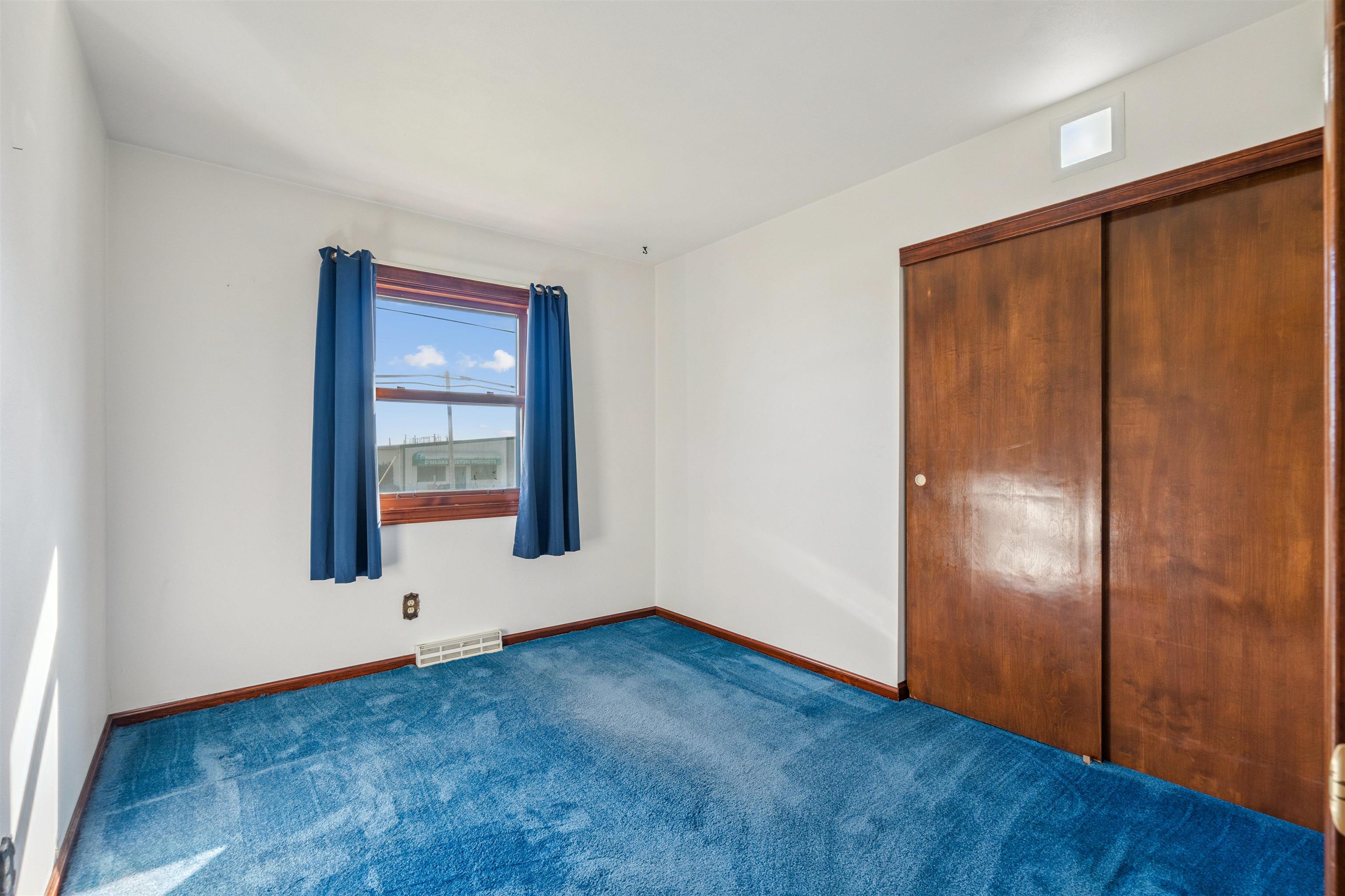 8920 Badger Road East Dubuque, IL 61025 - Photo 9 of 15 an empty room with window