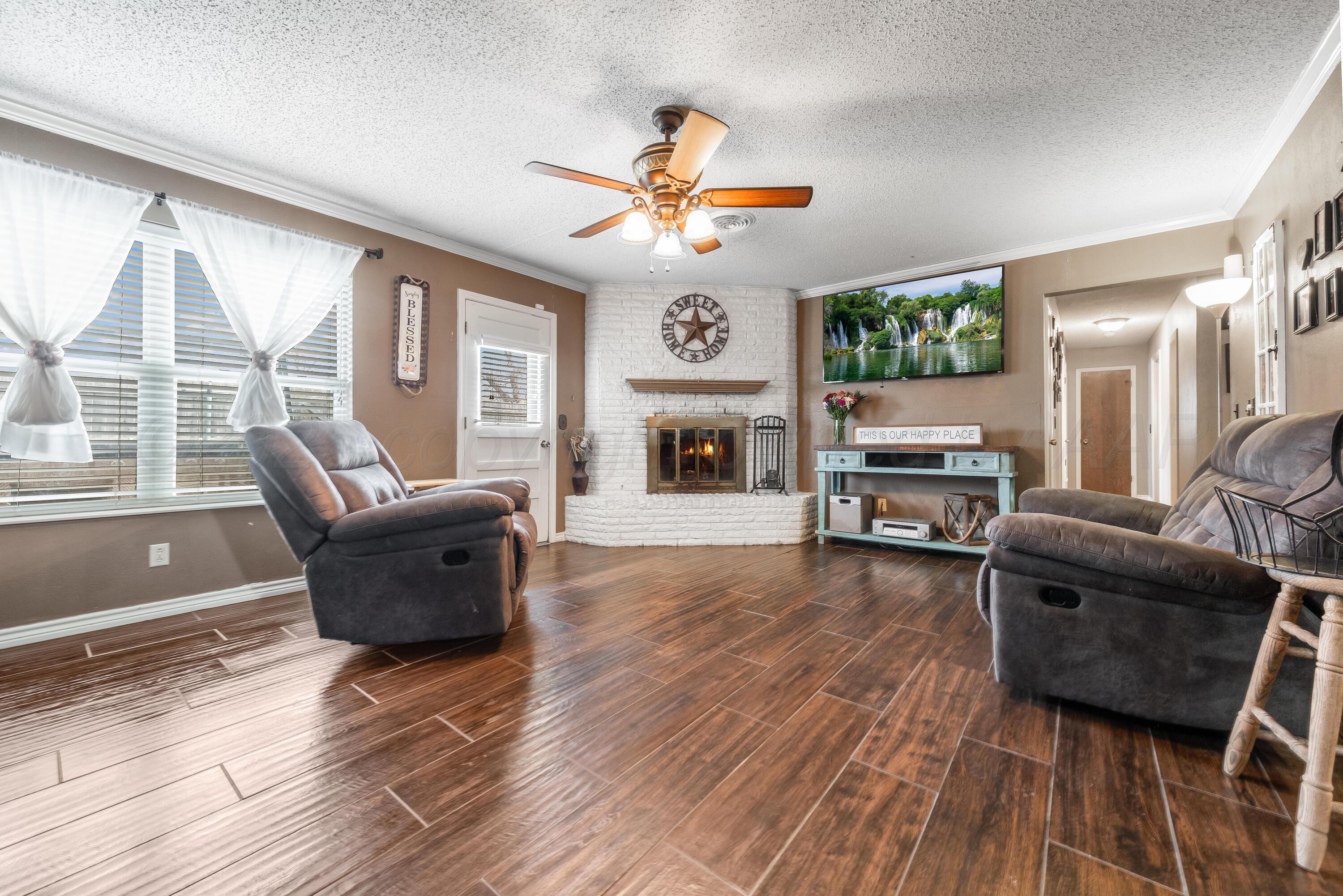 4819 South Rusk Street Amarillo, TX 79110 - Photo 12 of 31 Living Room - 2