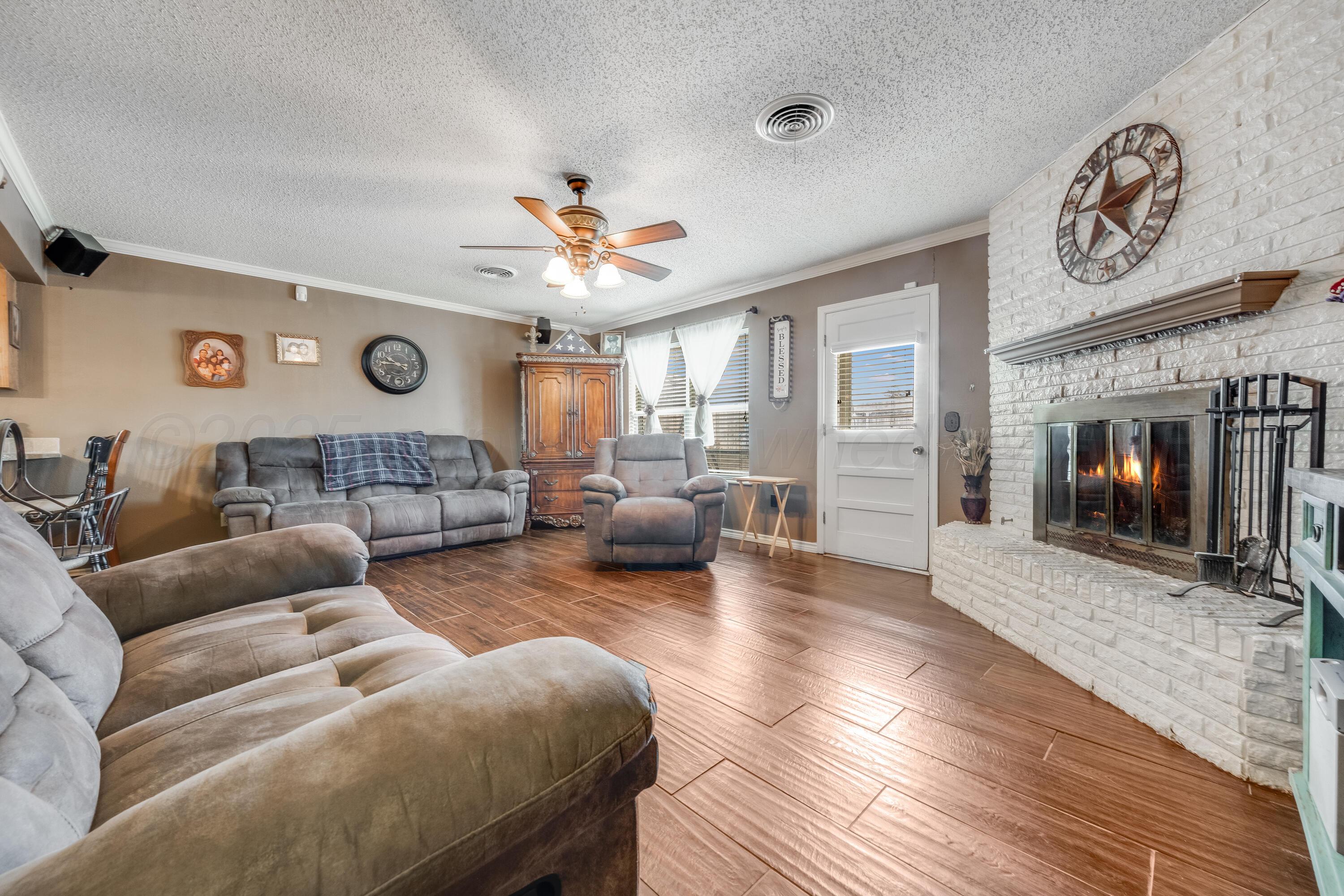 4819 South Rusk Street Amarillo, TX 79110 - Photo 10 of 31 Living Room - 1