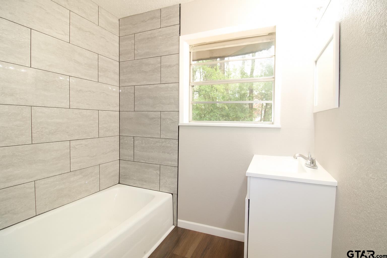 149 County Road 4237 Jacksonville, TX 75766 - Photo 12 of 19 a bathroom with a bathtub