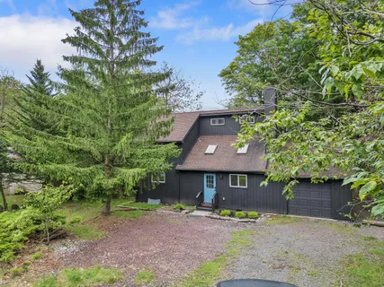 $349,900 | 1066 Knollwood Drive, Tobyhanna, PA 18466