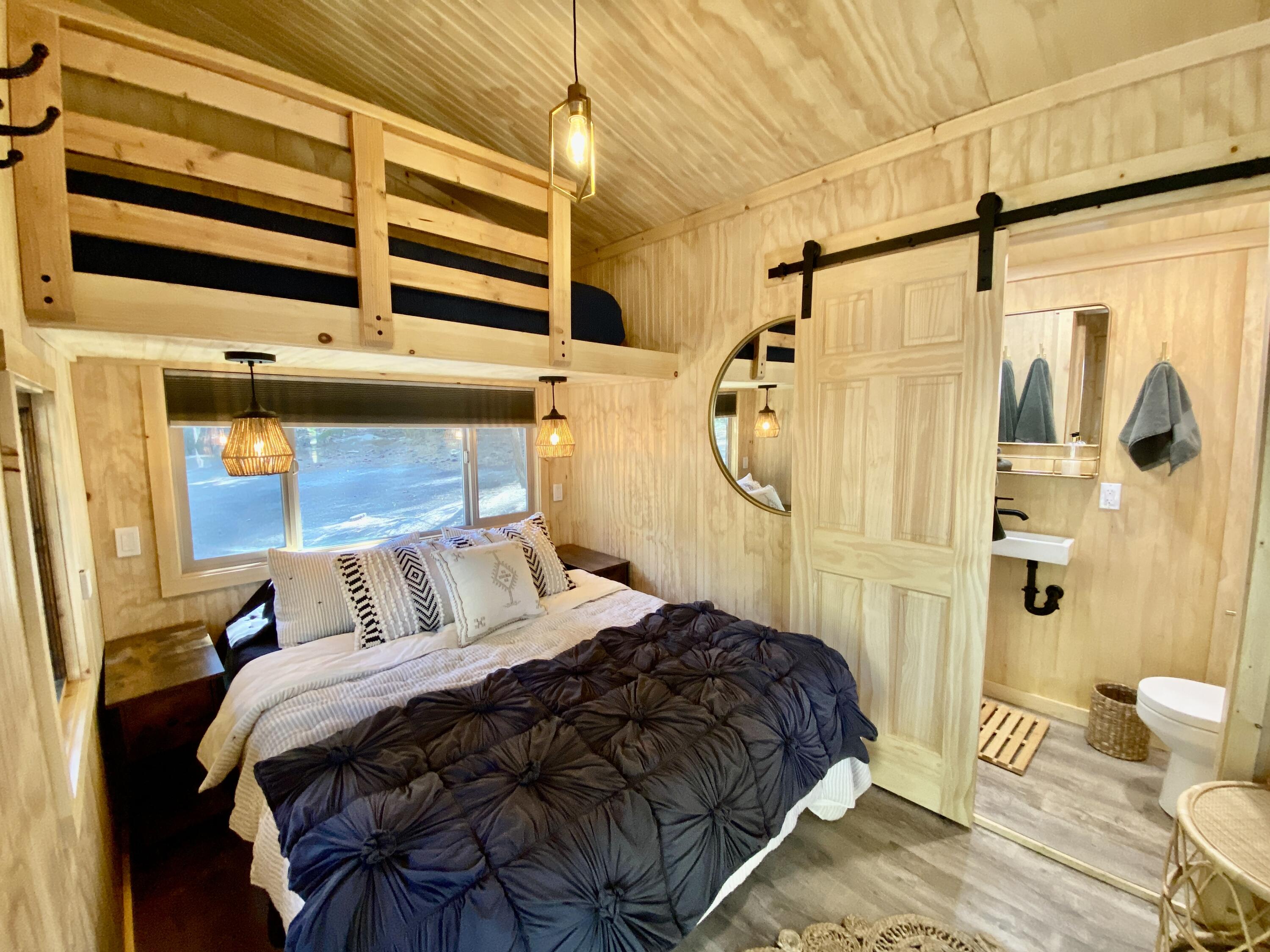 53080 4s02 Idyllwild, CA 92549 - Photo 31 of 77 a bedroom with a bed and a shower