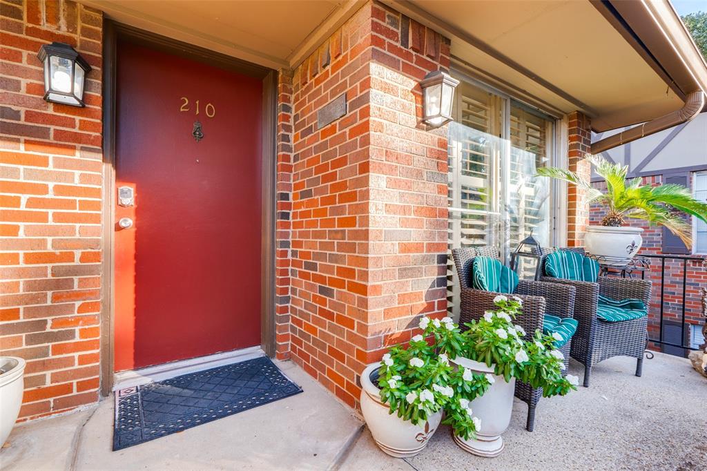 4215 Avondale Avenue, Unit 210 Dallas, TX 75219 - Photo 3 of 15 a front view of a house