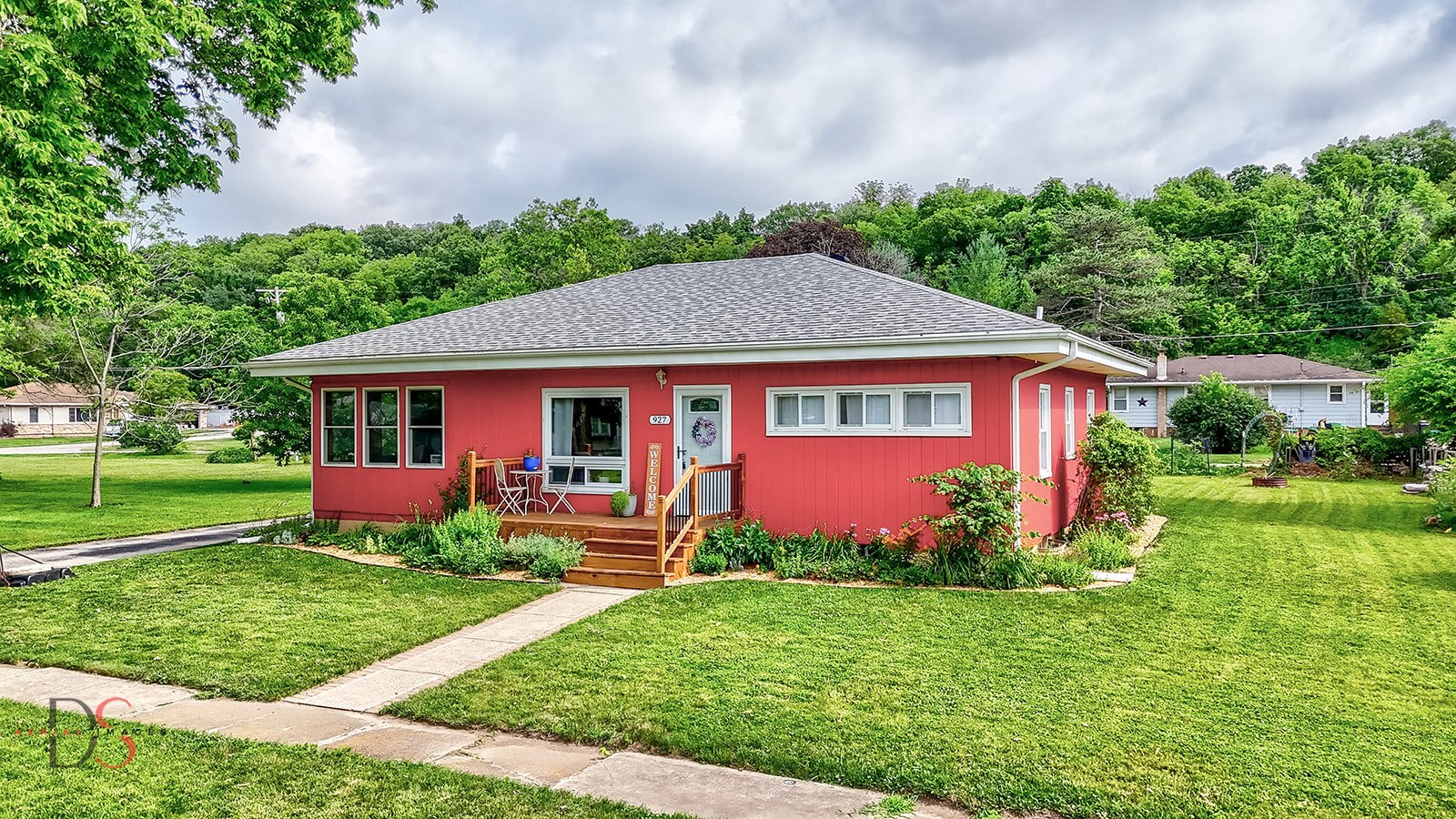 927 Clark Street Marseilles, IL 61341 - Photo 1 of 25 a front view of a house with garden