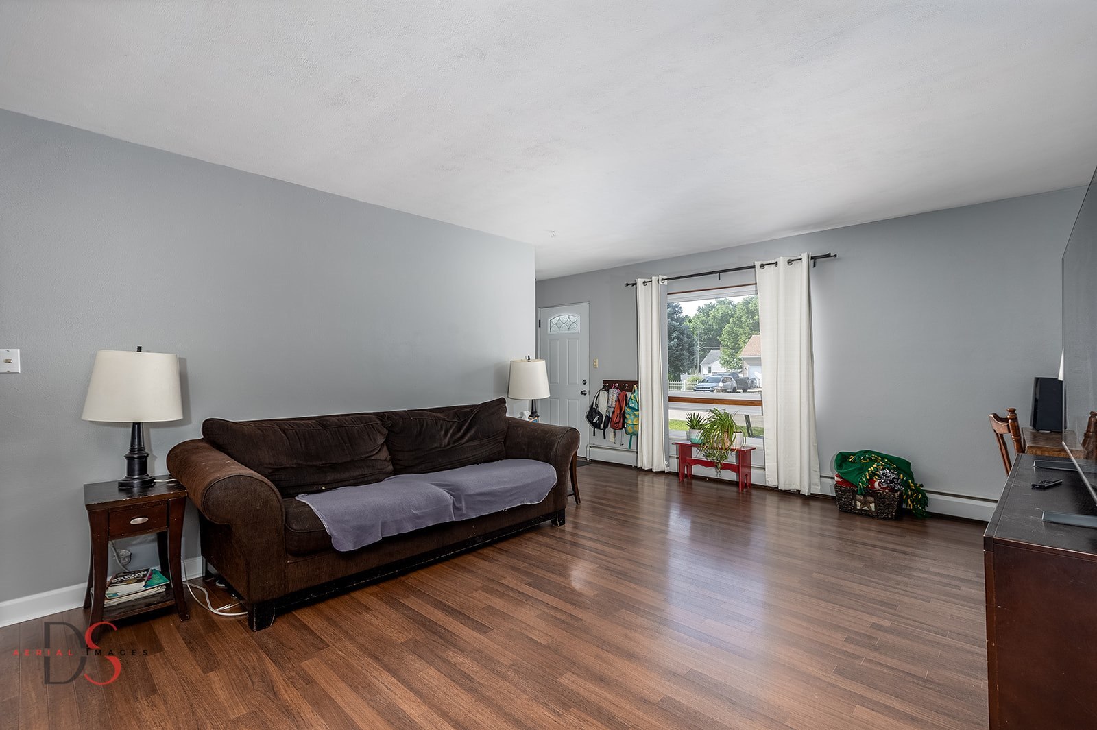 927 Clark Street Marseilles, IL 61341 - Photo 5 of 25 a living room with furniture and a wooden floor