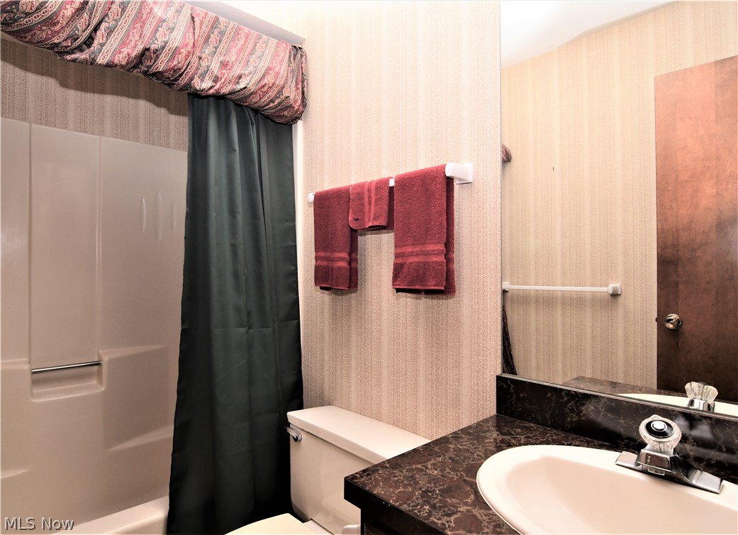 989 Hampton Ridge Drive Akron, OH 44313 - Photo 22 of 31 2nd Floor Full Bath