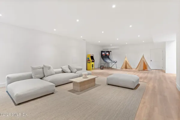 $5,200,000 | 2 Potter Drive, Old Greenwich, CT 06870