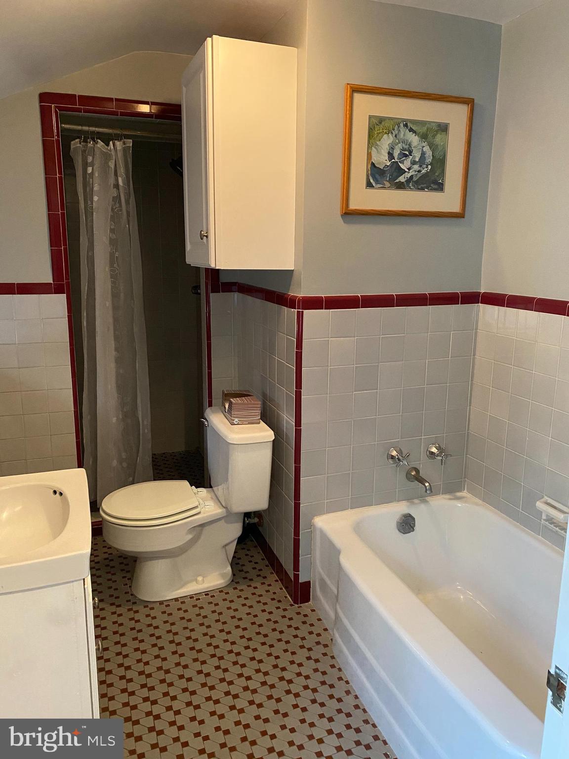 1122 Jericho Road Abington, PA 19001 - Photo 13 of 15 2nd floor 4 piece bath