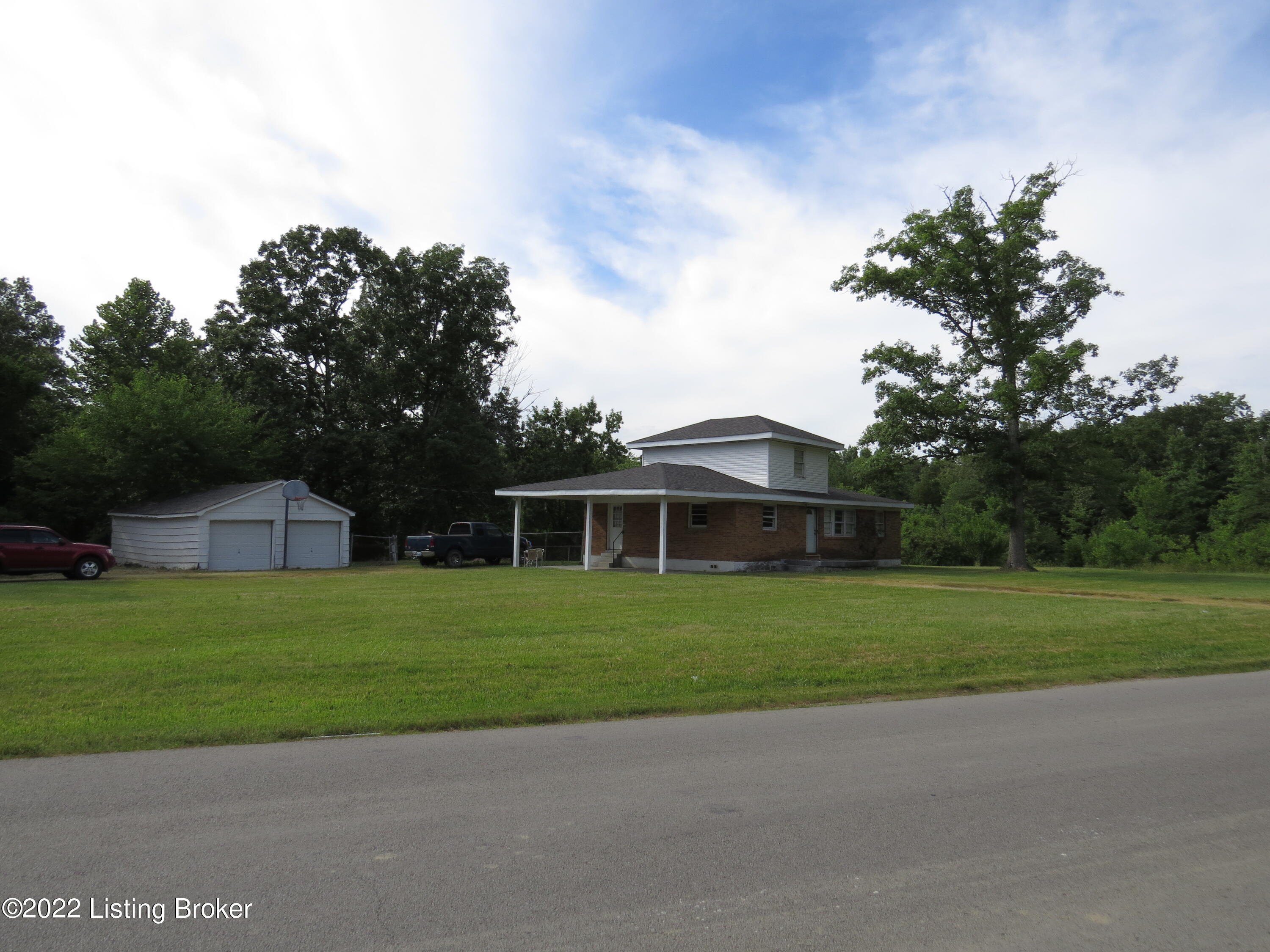 391 Pitts Point Road Shepherdsville, KY 40165 - Photo 3 of 38 391 Pitts Point Rd has 4 Bedrooms, an Eat-In Kitchen, a Formal Living Room, Famil;y Room or Formal Dining Room, Partially Fenced Yard, and a 2 Car Garage on 3.7 Acre Lot!