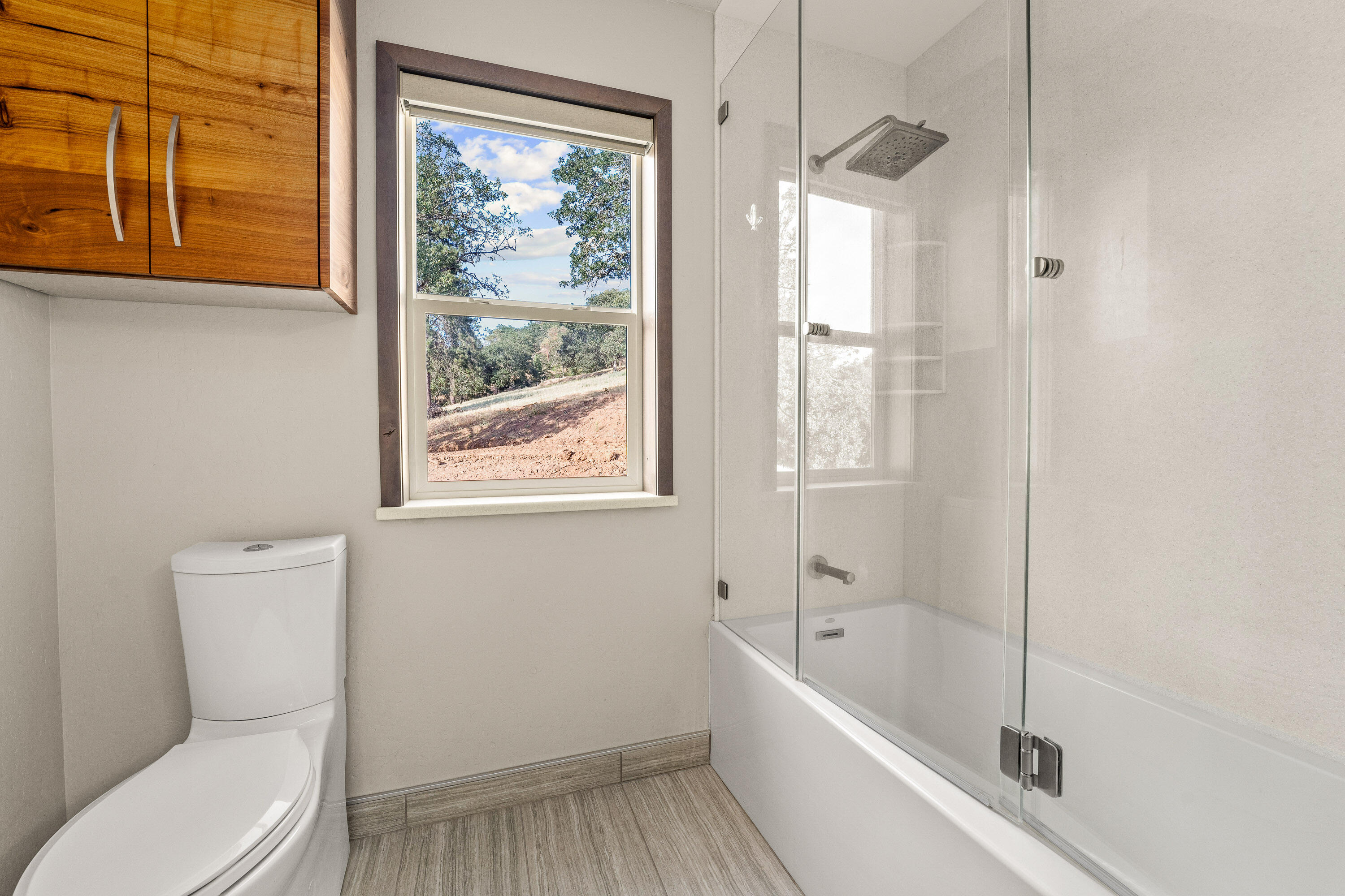 182 Wards Creek Road Rogue River, OR 97537 - Photo 52 of 80 a bathroom with a toilet a sink and bathtub