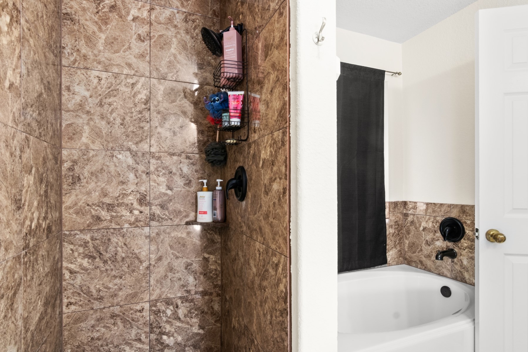 18823 Appletree Ridge Road Houston, TX 77084 - Photo 14 of 22 a bathroom with a bathtub