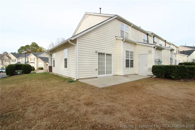 a view of a house with backyard