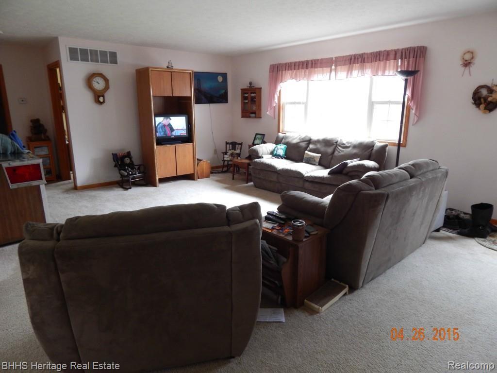 6501 Robb Road Fowlerville, MI 48836 - Photo 7 of 24 LIVINGROOM