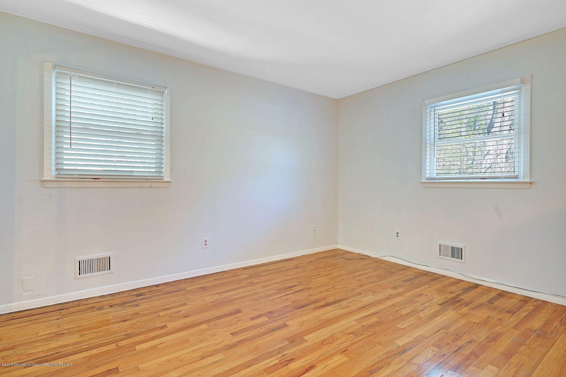 27 Maple Place Keyport, NJ 07735 - Photo 15 of 32 24