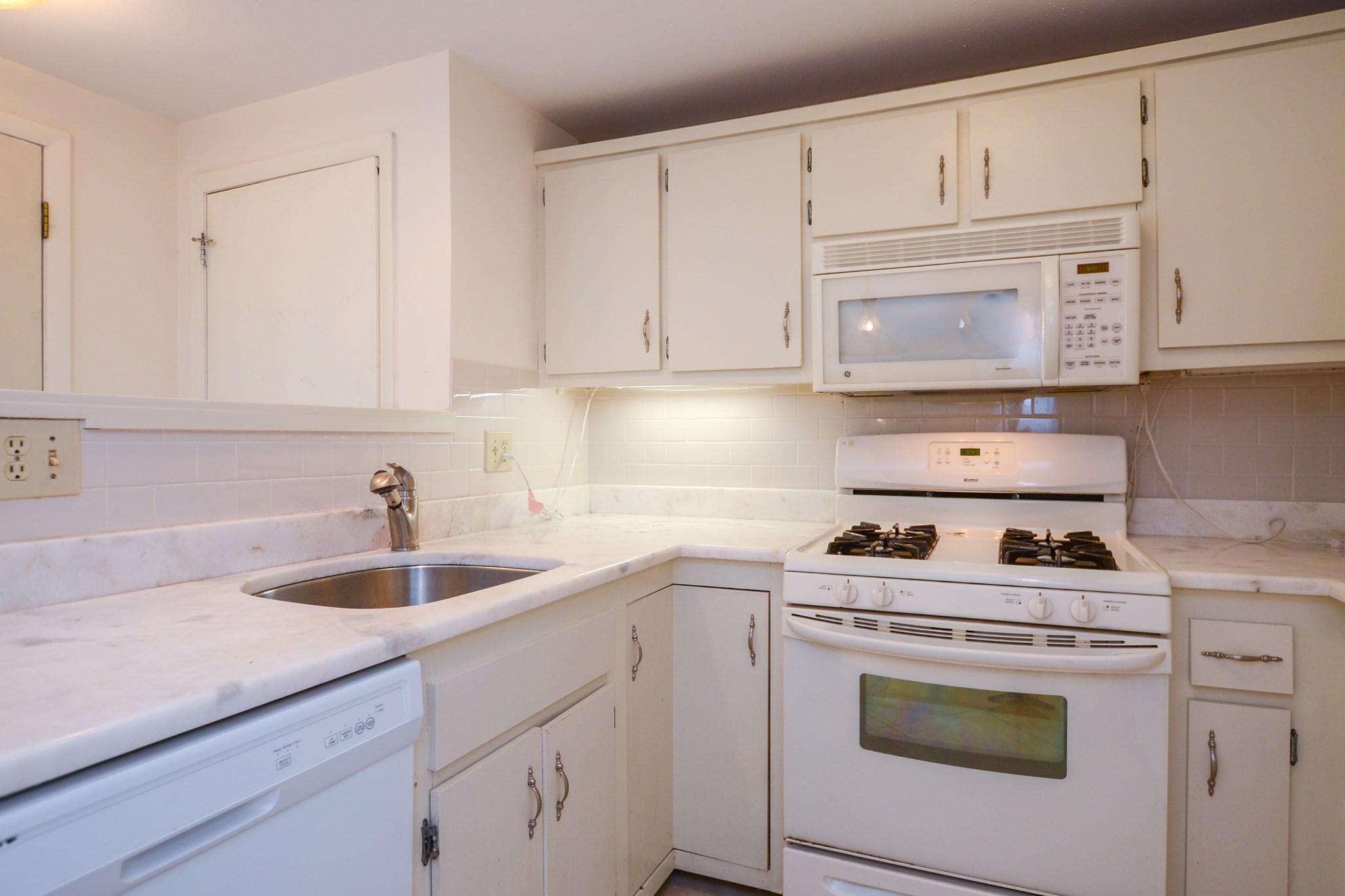 24 Spring Cove Road Nashua, NH 03062 - Photo 4 of 35