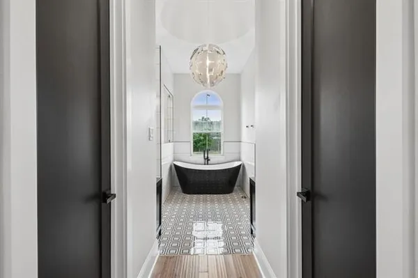 $3,000 | 5280 Warrington Drive, New Orleans, LA 70122