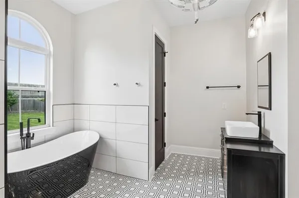 $3,000 | 5280 Warrington Drive, New Orleans, LA 70122