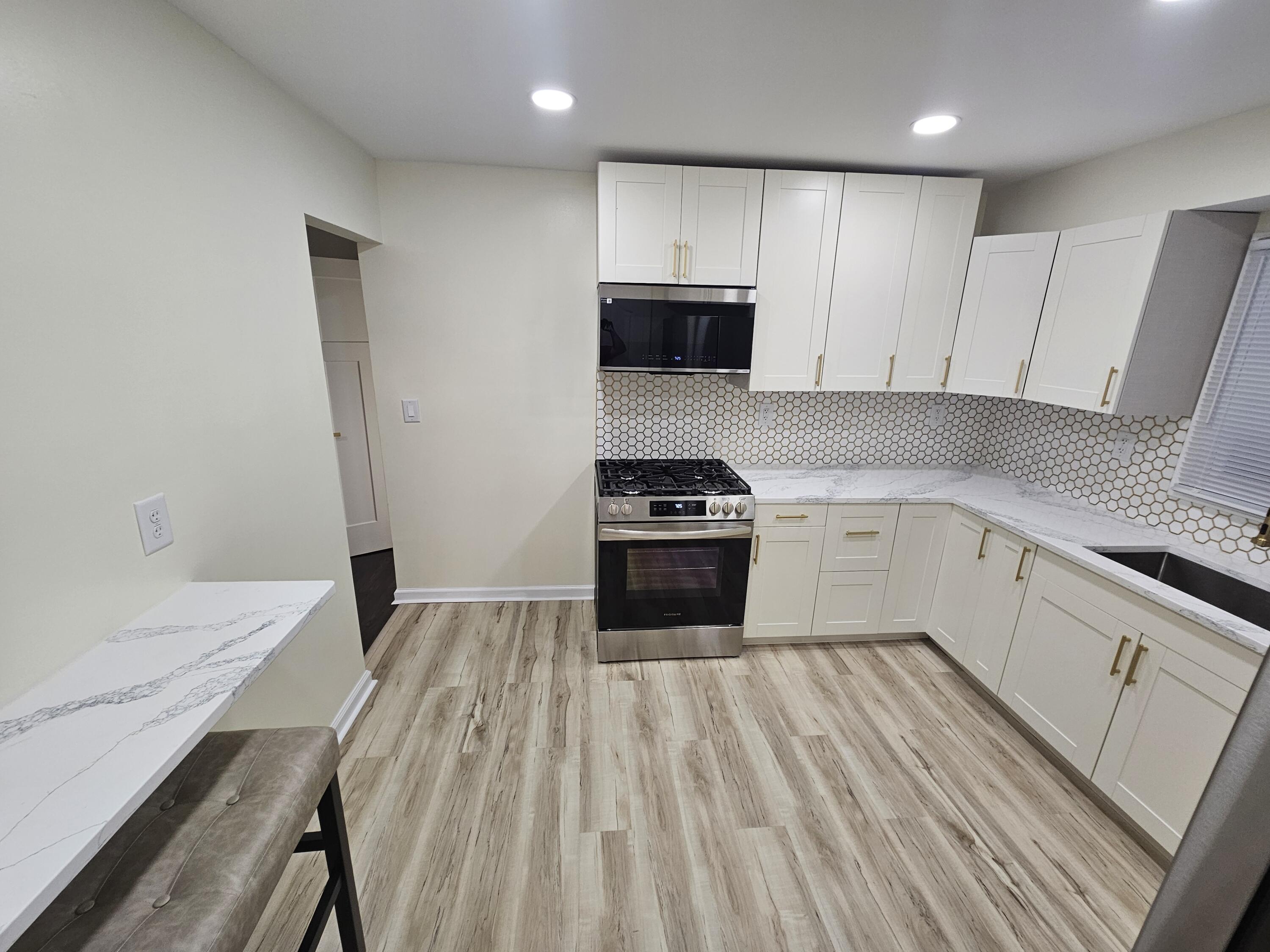 4733 South 22nd Street Milwaukee, WI 53221 - Photo 3 of 31 20251024_192651