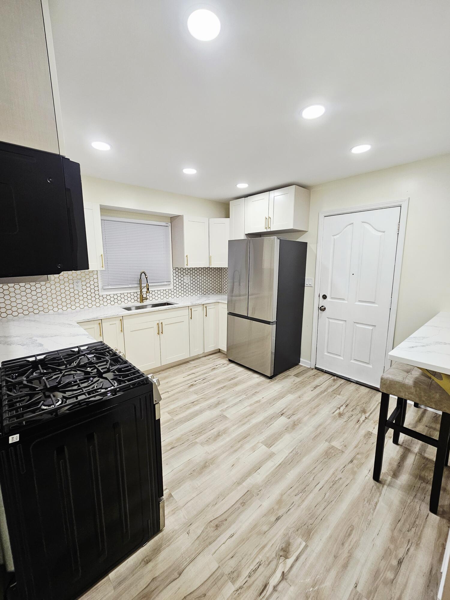 4733 South 22nd Street Milwaukee, WI 53221 - Photo 4 of 31 20251024_184619