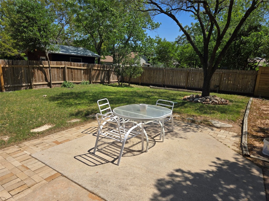 a view of a house with backyard