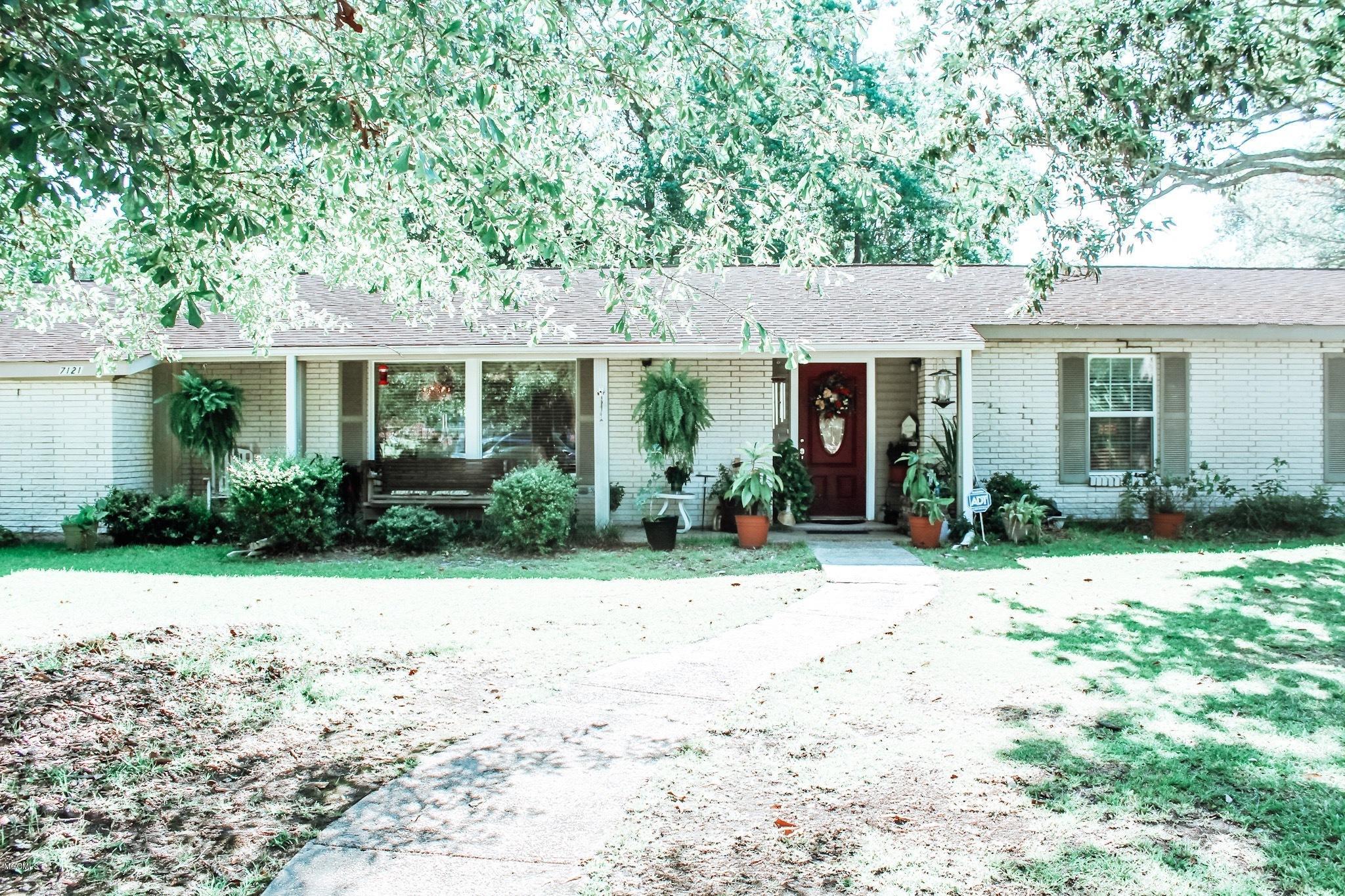 7121 Lynd Street Moss Point, MS 39563 - Photo 3 of 29 IMG_6982