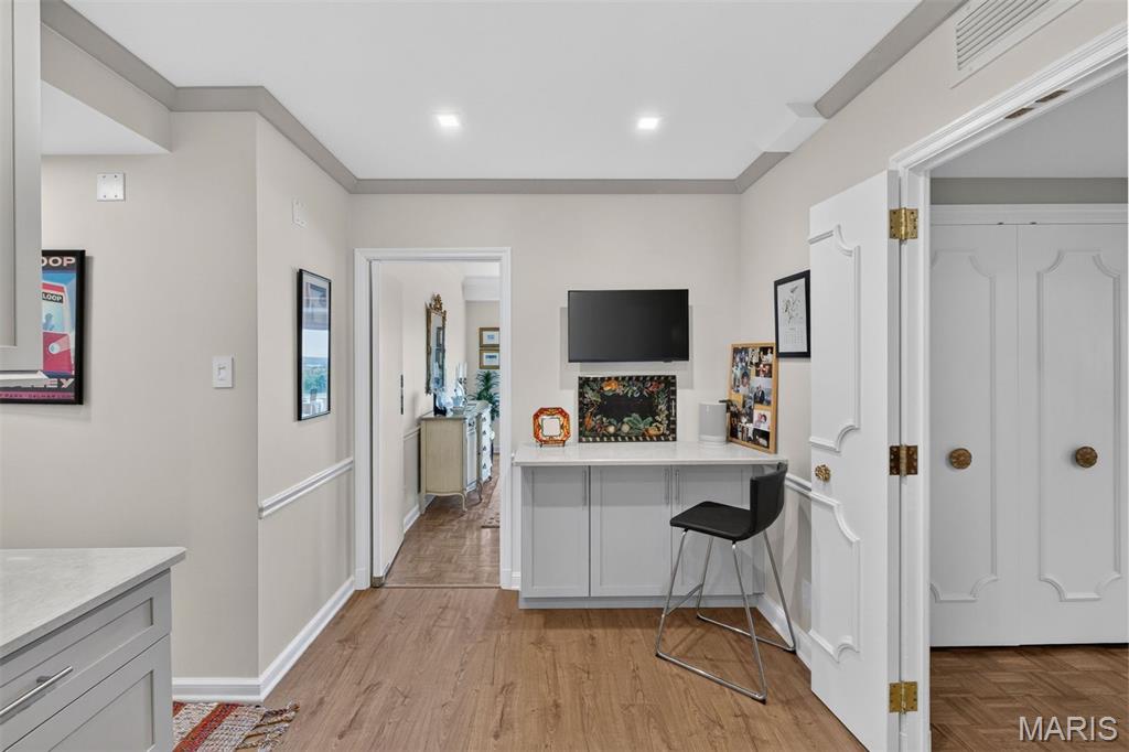 710 South Hanley Road, Unit 10A Clayton, MO 63105 - Photo 10 of 33
