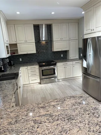 $999,000 | 18 Lakeside Drive, Valhalla, NY 10595