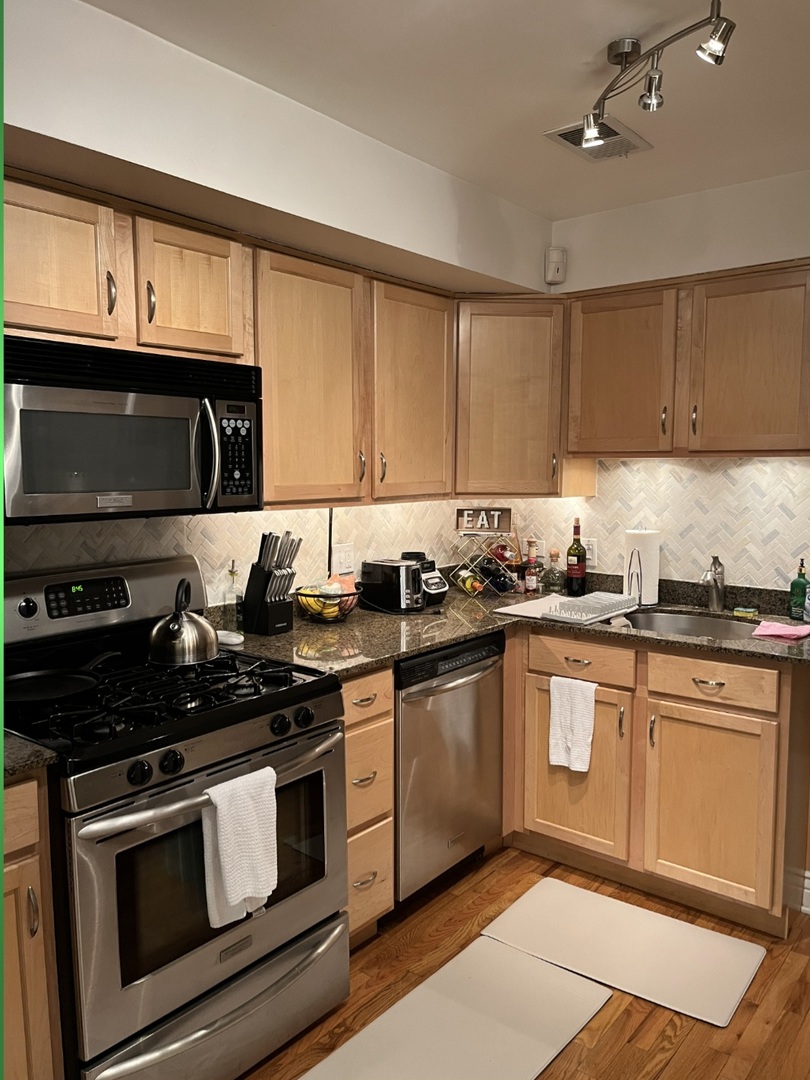 643 West Barry Avenue, Unit 1A Chicago, IL 60657 - Photo 9 of 21